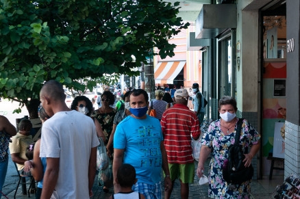 Moradores de Cuiab usam mscaras de proteo facial no Centro da cidade