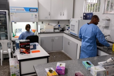 Sala de exames do Lacen, nico laboratrio autorizado, atualmente, para confirmar ou descartar casos de coronavrus em MT  Foto: Tchlo Figueiredo - Secom/MT