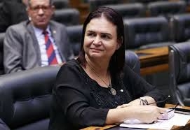 A deputada federal Rosa Neide durante evento no Cine Teatro, na Capital; petista  criticada por apoiar aliana com prefeito bolsonarista, no Rio
