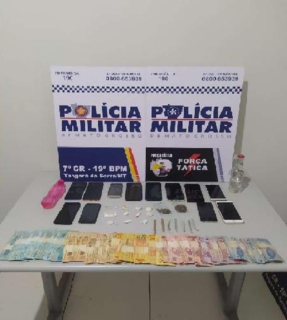 Materiais e dinheiro foram apreendidos pela polcia  Foto: Polcia Militar