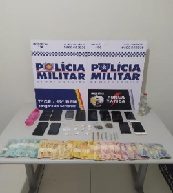Materiais e dinheiro foram apreendidos pela polcia  Foto: Polcia Militar