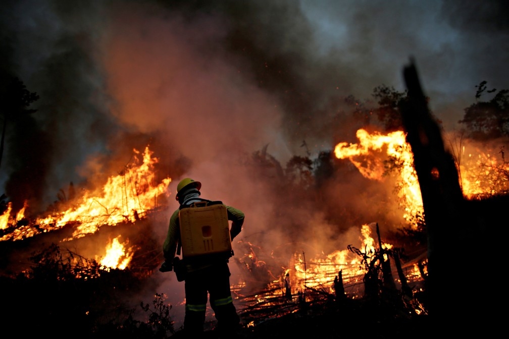 Na foto, membro da brigada de incndio do Ibama tenta controlar as chamas em um ponto de queimada em Apu, no Amazonas, no dia 11 de agosto.  Foto: Ueslei Marcelino/Reuters