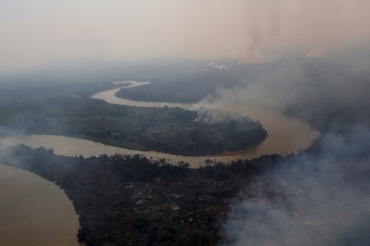 Foto area mostra a fumaa das queimadas ao redor do rio Cuiab, em Pocon (MT), no Pantanal  Foto: Amanda Perobelli/Reuters