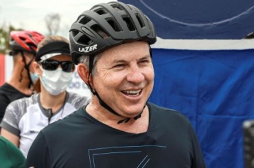 O governador Mauro Mendes, durante inaugurao de ciclovia no Coxip do Ouro