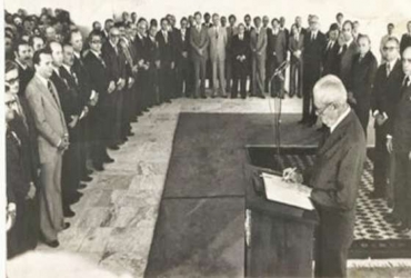 11 de outubro de 1977: o presidente-general Ernesto Geisel assina o documento decretando a emancipao poltico-administrativa do at ento Estado de Mato Grosso