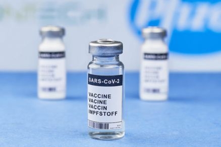 Frascos da vacina da Pfizer, que tambm ser aplicada no Brasil