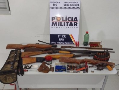 Na fazenda do suspeito, os policiais civis aprenderam oito armas tipo espingarda e diversas munies  Foto: Polcia Civil de Mato Grosso/Assessoria