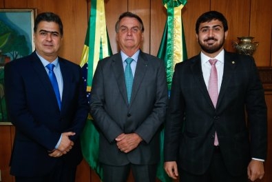 O prefeito de Cuiab Emanuel Pinheiro e o presidente Jair Bolsonaro: verbas federais teriam sido desviadas