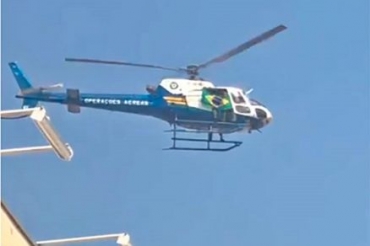 Helicptero da PM sobrevoou escola com bandeira do Brasil