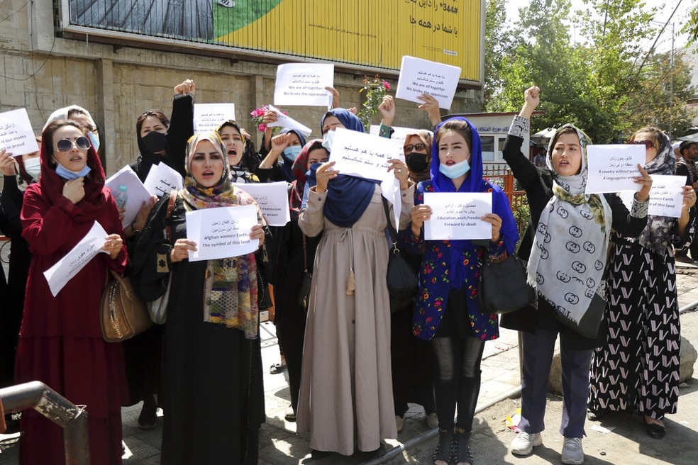 Mulheres pedem direitos políticos no Afeganistão, em 3 de setembro de 2021 — Foto: Wali Sabawoon/AP