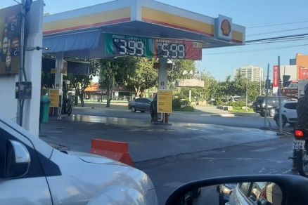 Posto de combustvel anuncia gasolina a R$ 5,99 no Centro