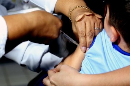 Criana sendo vacinada durante campanha