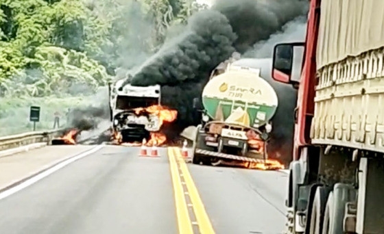 Os golpistas tocaram fogo numa carreta graneleira e num caminho-tanque, no Norte de Mato Grosso