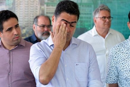 O prefeito Emanuel Pinheiro, que descumpre decises judiciais: Sade falida