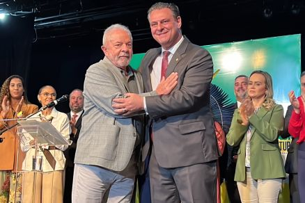 O senador Carlos Fvaro, que ser o futuro ministro da Agricultura, e o presidente eleito Lula