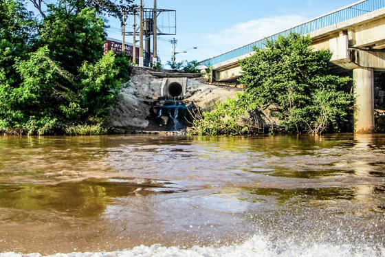 Rio Cuiab resiste ao despejo de esgoto sem tratamento, lixo, operao de dragas e a proliferao de tablados