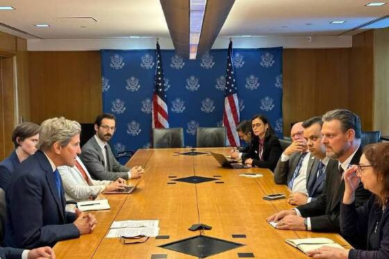 O ministro da Agricultura Carlos Fvaro (dir.) em reunio sobre a agropecuria sustentvel do Brasil com John Kerry, nos Estados Unidos