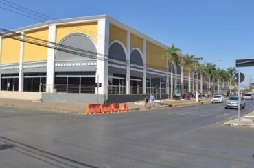 O Shopping Popular, tambm conhecido como Shopping dos  Camels, est localizado na Avenida da Prainha, no bairro Dom Aquino