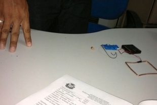Os fiscais da Univag flagraram a estudante com um ponto eletrnico, durante a prova