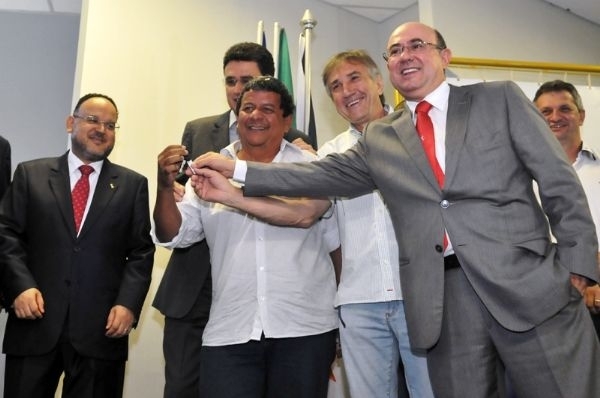 Pr-candidato do PSD, Jos Riva e o ministro interino Henrique Paim, da Educao, entregam chaves de nibus escolar ao p