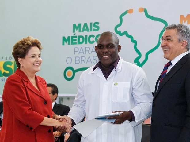 Dilma Rousseff, o mdico cubano Juan Delgado e o Ministro da Sade Alexandre Padilha