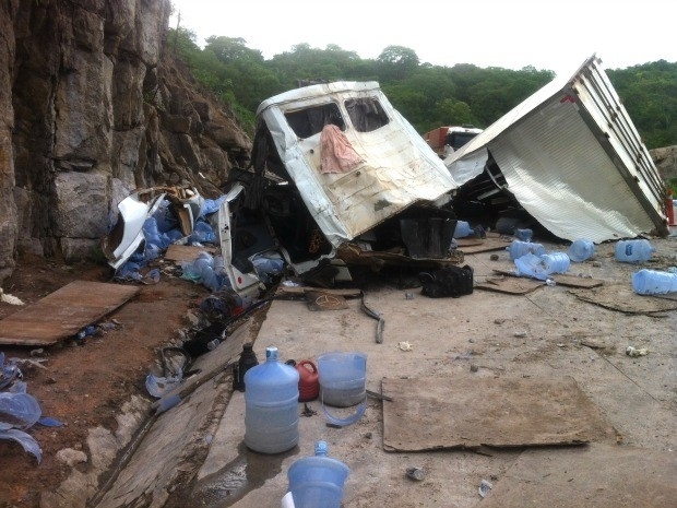 O caminho-ba ficou totalmente destrudo e o motorista acabou preso nas ferragens do veculo. (Foto: Gsseca Ronfim / G