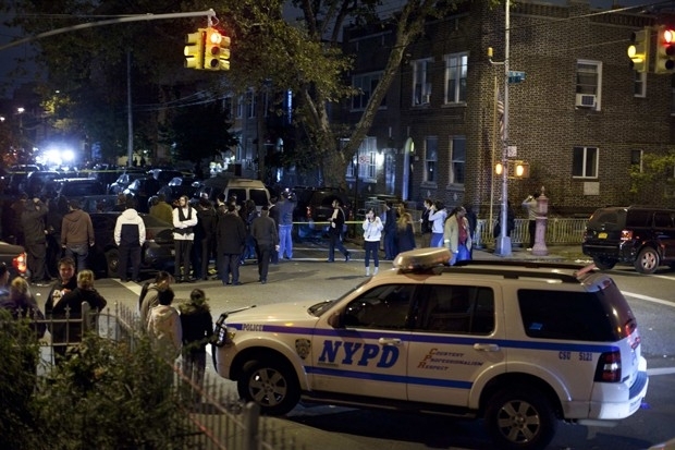 Veculo do Departamento de Polcia de Nova York (NYPD)  visto perto do local de um incidente de esfaqueamento em uma re