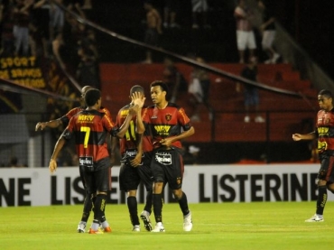 Jogadores do Sport comemoram o primeiro gol diante do Palmeiras na Ilha do Retiro