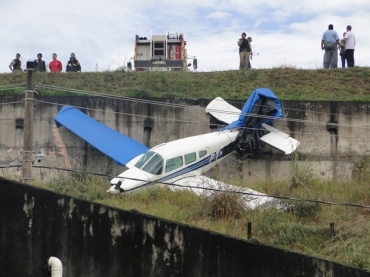 Avio caiu no barronco durante o pouso. (Foto: Pedro Triginelli / G1)