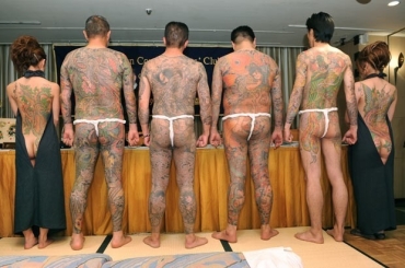Com tangas fio-dental, japoneses exibiram seus corpos tatuados. 