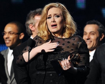 Cantora Adele chora ao ganhar prmio de melhor disco do ano no Grammy