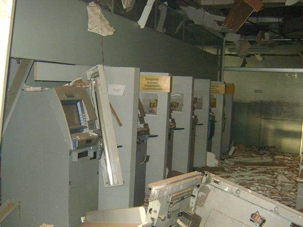 Assaltantes instalaram explosivos nos caixas eletrnicos.