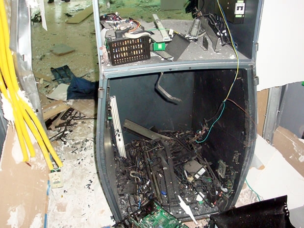 Caixa eletrnico e parte da cooperativa de crdito ficaram destrudos