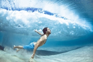 O fotgrafo australiano Mark Tipple retratou banhistas nadando embaixo das ondas, como parte de um projeto especial 