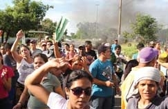 Ocupantes do residencial Nova Cana, em protesto no ms passado: eles at saem da rea, desde que o governo garanta mo