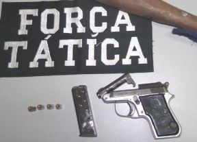 Pistola com 4 munies estava escondida no bolso de suspeito em VG
