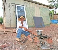 Jonete Rodrigues Ramos, de 66 anos, construiu um fogo  lenha improvisado no fundo de casa