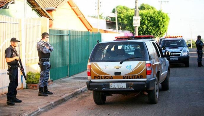 A PM investiga o assalto com refns, no bairro Santa Cruz, em Cuiab