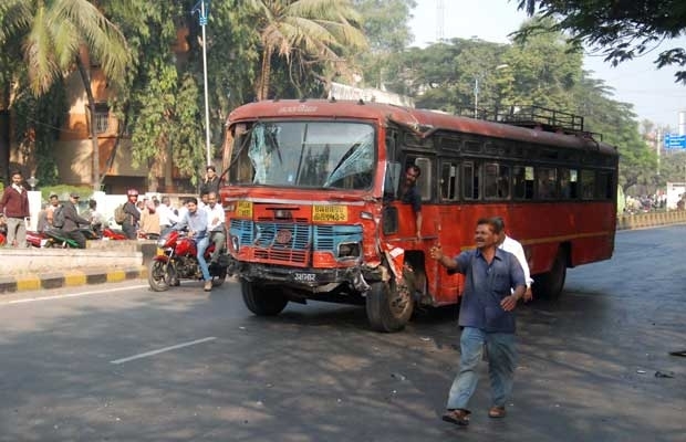 O nibus dirigido pelo motorista que provocou acidentes nesta quarta-feira (25) na cidade indiana de Pune.