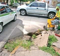 Boca-de-lobo aberta no centro de Cuiab: motoristas e pedestres devem ficar atentos
