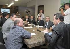 Reunio do defensor-geral Andr Prieto e governador Silval Barbosa contou com participao dos deputados Jos Riva e Sr