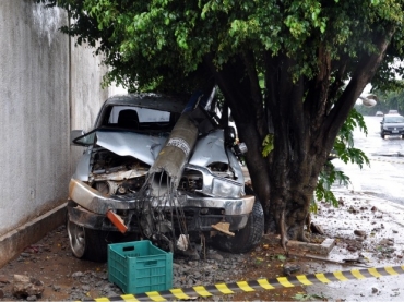 Motorista invadiu calada e arrancou poste em avenida de Campo Grande.