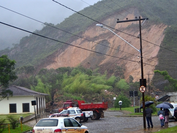 Deslizamento de terra atinge rodoviria de Ouro Preto.