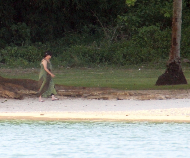 Dilma aproveita frias para caminhar na beira da praia; presidente passa virada com a famlia