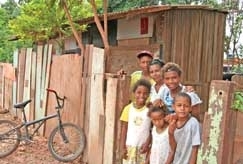 Gonalina e filhos: a casa no tem energia, a ligao de gua  irregular e num s cmodo vive a famlia de seis pessoas