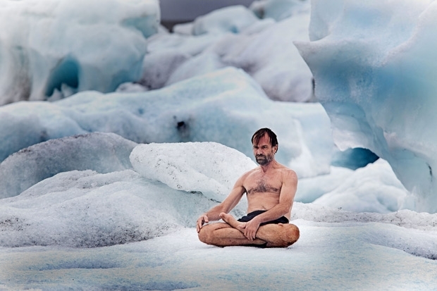 Usando apenas short, holands Wim Hof faz ioga em paisagem gelada.