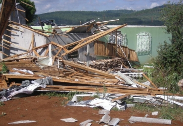 Casa no bairro Vila Nova teve todo o telhado arrancado durante o temporal