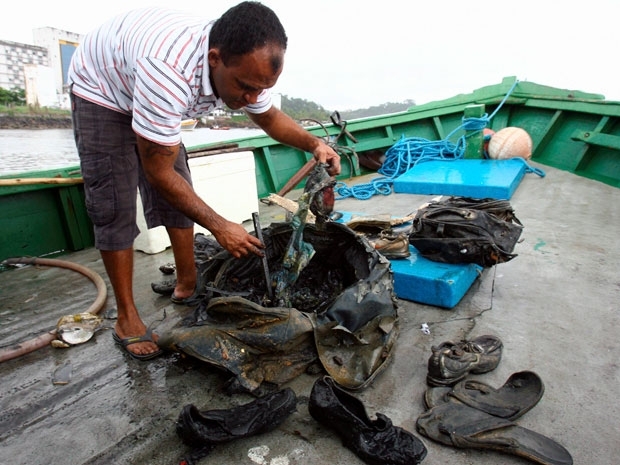 Pescador mostrou material ao desembarcar na manh desta quinta-feira no porto de Ilhus.