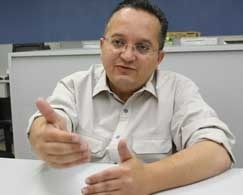O senador Pedro Taques ironiza sobre eventual compl mundial contra Mato Grosso para impedir implantao do VLT
