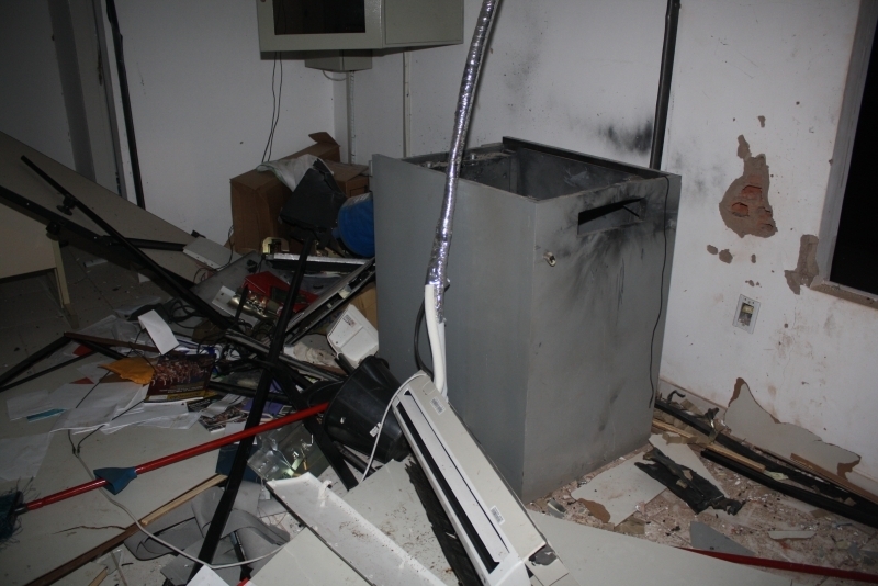 Criminosos explodiram um caixa eletrnico no centro de Nortelndia na madrugada de domingo (06.11).